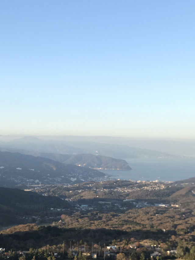 【静岡県　伊東市　富士山を望む大室山リフトとお鉢周り】