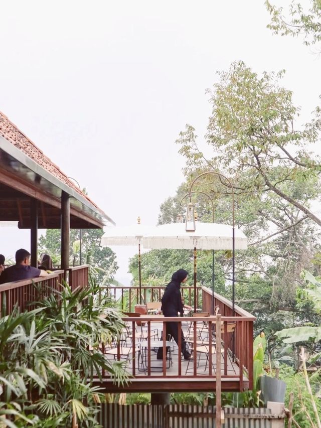 Cafe With the cool atmosphere of Bandung