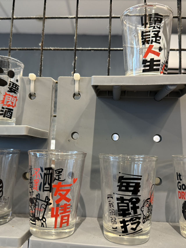 綠島大哥故事館，不只是眼睛的旅行，更是心情的散步。你在陽光與海浪之間，遇見一個又一個島嶼的幽默靈魂。如果說綠島是個神祕又自由的海島，那麼，大哥故事館，就是這座島上最會說故事的靈魂玩家。別忘了帶走一樣文