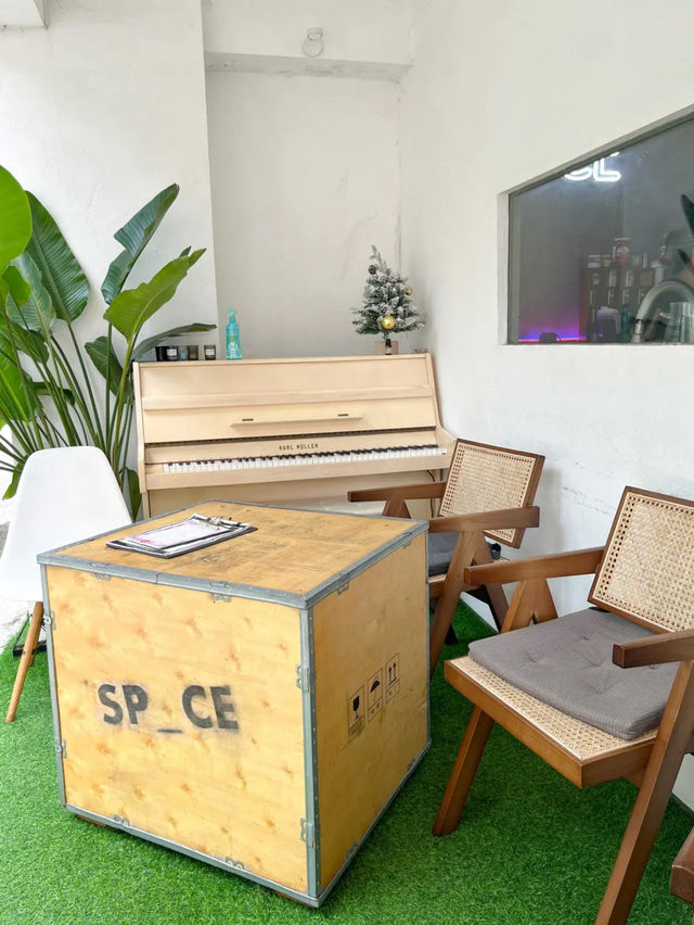 ☕️ SP_CE Cafe & Lounge 寵物友善＋黑松露瀑布蛋Bagel必試！