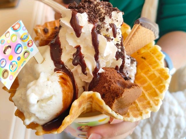 แวะเติมพลังที่ Small World Ice Cream