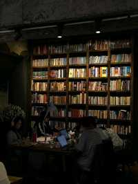 Tiny Café (Tiny Revolution) is a spacious