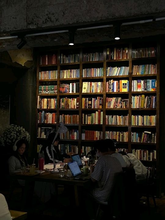 Tiny Café (Tiny Revolution) is a spacious