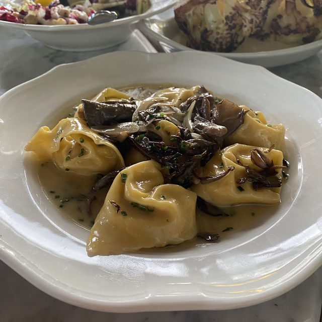 藍牆黃傘的午後時光，在 The Georgian Hotel 的 Sirena 小歇一餐