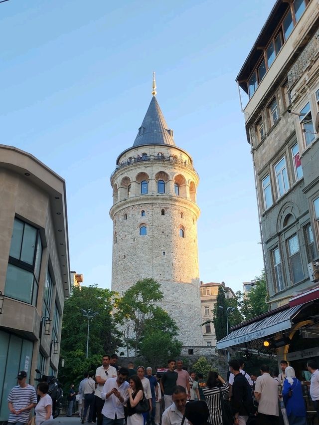 Galata tower หอคอยเเลนมาร์คในอิสตันบูล