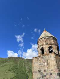 🏔 게르게티 삼위일체 교회 – 카즈베기의 하이라이트
