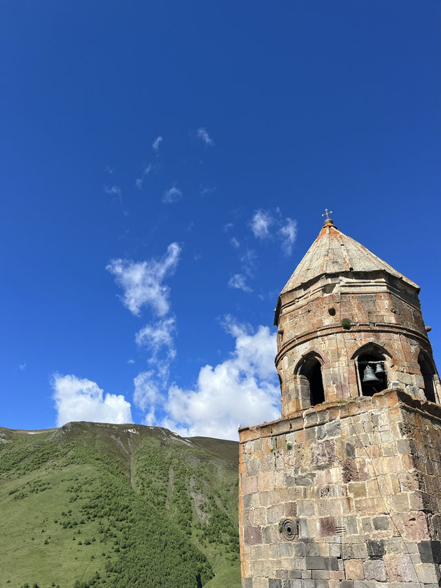 🏔 게르게티 삼위일체 교회 – 카즈베기의 하이라이트