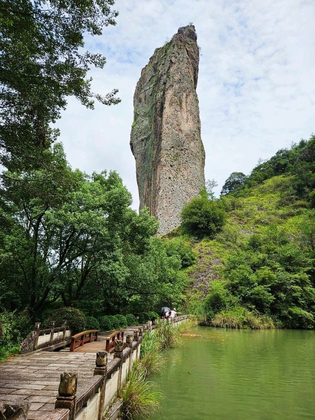 縉云仙都裡高聳云端的鼎湖峰
