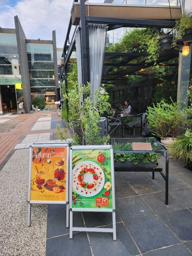 【南青山🇯🇵日本】緑に囲まれたお花屋さんのカフェ🌷