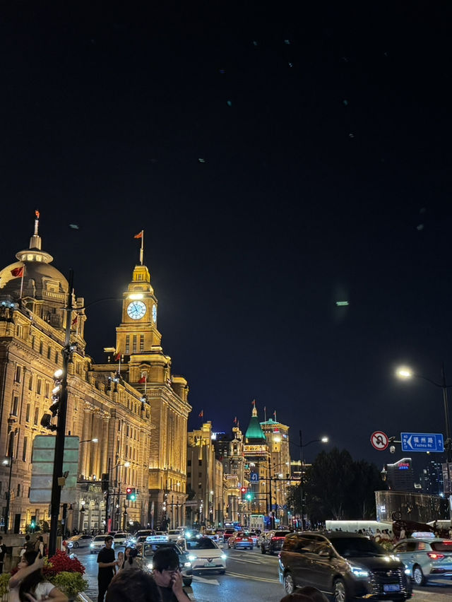 Night lights at The Bund ✨