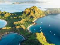  Padar Island 🌴🇮🇩 is famous for its breathtaking hills ⛰️ and the iconic viewpoint overlooking 3 bays 🌊 with white 🤍, black ⚫, and pink 🌸 beaches.