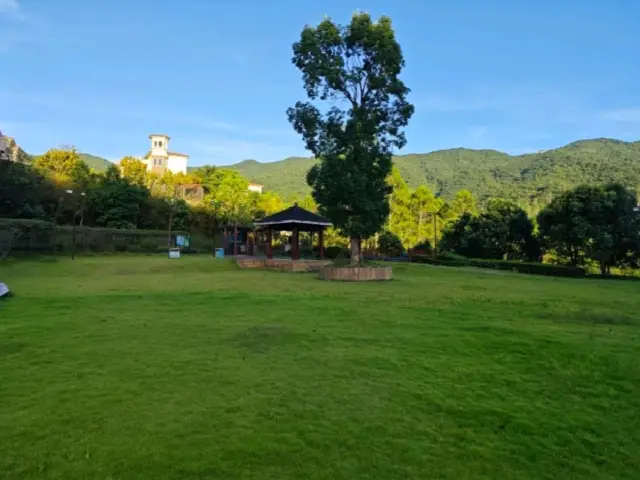 十里藍山綠意跟藍天