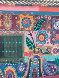 พาไปเที่ยวหมู่บ้านสายรุ้ง สถานที่แนะนำต้องมาเยือน