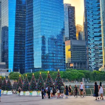 夜晚在這裡漫步，彷彿走進了一張明信片！天際線點亮，水面倒影閃爍，涼爽的微風讓這裡成為夢幻般的地點。