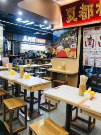 很舒適,很多美味的美食廣場😍😍😍