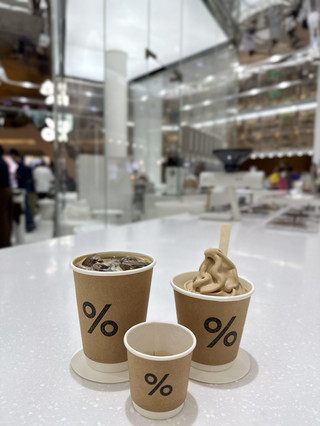 % Arabica
รูปแบบร้านเป็นกึ่ง ๆ Open โดยตกแต่งด้วยโทนสีขาว มินิมอล ทำให้รู้สึกได้ถึงความกว้าง ความปลอดโปร่งโล่งสบาย พื้นร้านเป็นกระจกสีขาวสะท้อนแสง ผนังเป็นตู้กระจกโชว์กระสอบเมล็ดกาแฟรอบร้าน บนเพดานเป็นกระจกสีเงิน เรียกได้ว่า ถึงจะเป็นสไตล์มินิมอล แต่ก็ดูโมเดิร์นทันสมัย
📌สาขาไอคอนสยาม
#รับส่วนลดไม่พึ่งดวง