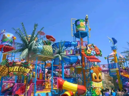  。🎢✨ 스릴 마니아라면 절대 놓쳐서는 안 될 일본의 유명 테마파크, '나가시마 스파랜드'! 무시무시한 롤러코스터와 세계적인 어트랙션으로 명성이 자자한 곳이죠. 아침부터 밤까지 짜릿한 즐거움으로 가득하며, 특히 세계 최상위권의 높이와 속도, 길이를 자랑하는 초대형 롤러코스터 '스틸 드래곤 2000'은 아찔한 스릴을 사랑하는 분들께 최고의 쾌감을 선사합니다 🎡🔥