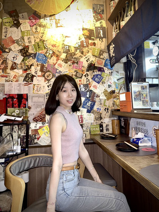 太子酒吧街後巷~隱藏的日式居酒屋「藏」🏮🍢🍶
.
.
估唔到係太子酒吧街後,竟然藏著一間隱秘居酒屋「藏」🏮 唔係朋友帶我來~可能我一輩子都不會知道😆!小小的店設半開放式窗戶,用心佈置的每個角落,感覺真的像在日本街頭吃串燒的模樣。或許也是都市人在急速的鬧市中喘息歇腳的一個小角落吧🍢🍶。我地仲帶埋梅酒🥃 來品配各類串燒呢💫

前菜:山葵八爪魚
牛類:牛舌芯 (超級嫩滑‼️)、牛小排
豬類:荔枝豚肉卷 (超酸甜開胃)、五花豬腩肉 (均勻)
羊類:燒羊架
雞類:燒雞翼,(飽滿內嫩)、免治雞肉棒、雞肉蔥串
蔬菜:秋葵、菠蘿 (超香甜)、牛油粟米、牛油茄子
海鮮:燒白鱔、燒蠔 (自家秘製蒜蓉醬汁)

特別推介:
🔸馬友一夜干$228 (風乾後燒得咸香又嫩滑)
🔸明太子飯糰 $48 (燒得超級香脆內軟 帶咸香)
🔸左口魚豆腐 $48 (炙燒魚油爆發 豆腐外脆內嫩‼️)
.
.
×××[藏居酒屋 -Kura]×××
©太子花園街239號嘉慶苑地下C號舖
.
.
#太子美食 #和藏居酒屋 #日式串燒 #太子餐廳 