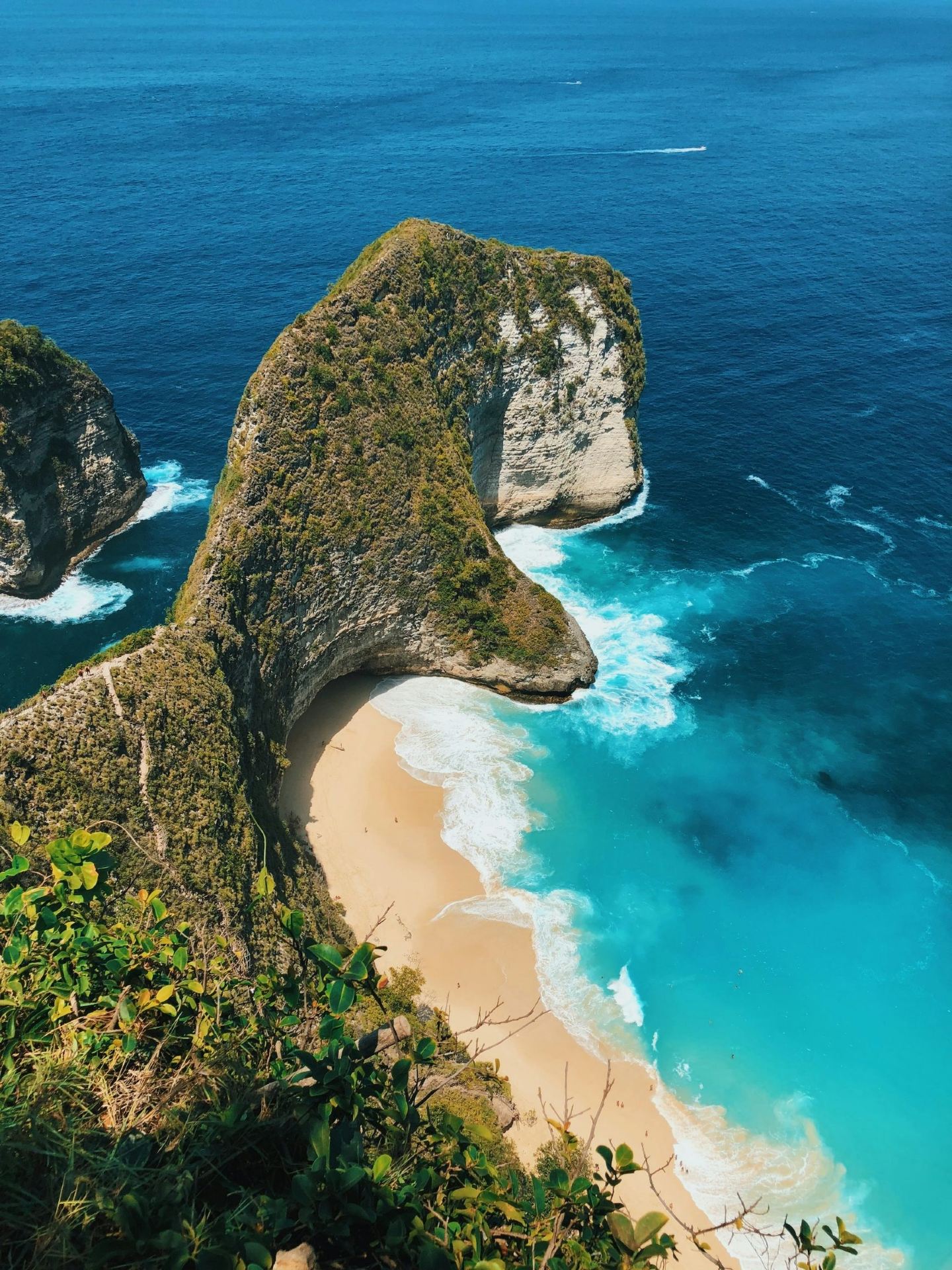Saya merasa beruntung pernah mengunjungi Phuket dan Bali, dan meskipun keduanya sering dibanding-bandingkan, masing-masing menawarkan pengalaman yang benar-benar berbeda.

Di Phuket, saya sangat suka memulai pagi di Pantai Kata sebelum berkendara ke Tanjung Promthep untuk menyaksikan salah satu matahari terbenam terbaik yang pernah saya lihat. Menjelajahi Kota Tua Phuket adalah sorotan lainnya, dengan jalanan yang penuh warna, kafe-kafe yang nyaman, dan suasana yang santai. Perjalanan sehari ke Kepulauan Phi Phi pun menjadi salah satu kenangan favorit saya.

Bali, di sisi lain, terasa lebih beragam. Saya menghabiskan pagi yang tenang menjelajahi sawah terasering di sekitar Ubud, menonton matahari terbenam di Pura Uluwatu, bersantai di pantai-pantai Nusa Dua, dan menutup malam dengan menikmati hidangan laut di Teluk Jimbaran. Setiap area memiliki nuansa uniknya sendiri.
Jika Anda mencari pantai yang indah, island hopping, dan liburan yang santai, saya akan memilih Phuket.

Tetapi jika Anda menginginkan perpaduan budaya, alam, pantai, air terjun, dan kafe-kafe yang semarak dalam satu perjalanan, Bali sulit untuk dikalahkan.

Setelah mengunjungi keduanya, saya akan dengan senang hati kembali ke mana pun, tetapi jika saya hanya bisa memilih satu untuk liburan yang lebih panjang, Bali mungkin akan menang tipis. Bali menawarkan variasi yang sedikit lebih banyak, dan itulah yang membuat saya selalu ingin kembali lagi.