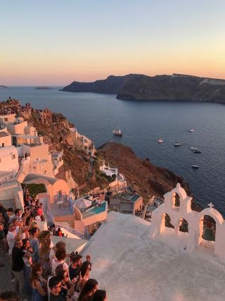 The Truth Behind Oia’s Sunset: Photo vs. Reality in Santorini