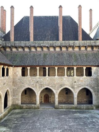 🇵🇹 Palace of the Dukes of Braganza | Guimarães, Portugal 🏰✨

อีกหนึ่งสถานที่ในโปรตุเกสที่สวยและมีเสน่ห์มาก ๆ เป็นพระราชวังเก่าแก่ที่ตั้งอยู่ในเมือง Guimarães แค่เดินเข้ามาก็รู้สึกเหมือนได้ย้อนเวลากลับไปในยุคกลางเลย

ชอบสถาปัตยกรรมของที่นี่มาก โดยเฉพาะกำแพงหิน ซุ้มโค้งที่เรียงต่อกัน หลังคากระเบื้อง และปล่องไฟอิฐสูง ๆ ที่เป็นเอกลักษณ์ของพระราชวัง ทุกมุมดูคลาสสิกและมีรายละเอียดสวยมาก

มุมที่ชอบที่สุดคือลานกว้างตรงกลางพระราชวัง บรรยากาศดูเงียบสงบ ยิ่งตอนที่แสงแดดตกกระทบกับกำแพงหิน ตัดกับท้องฟ้าสีฟ้า ยิ่งทำให้ที่นี่สวยขึ้นไปอีก ถ่ายรูปออกมาแทบไม่ต้องแต่งอะไรเพิ่มเลย 📸🤎

ภายในพระราชวังยังมีห้องต่าง ๆ ให้เดินชม ทั้งเฟอร์นิเจอร์โบราณ พรมตกแต่ง และข้าวของที่สะท้อนเรื่องราวของชนชั้นสูงในอดีต ใครที่ชอบเที่ยวชมอาคารเก่า ๆ หรือสถานที่ที่มีประวัติศาสตร์น่าจะถูกใจมาก

เป็นอีกหนึ่งสถานที่ที่อยากแนะนำถ้ามาเที่ยวเมือง Guimarães เพราะนอกจากจะได้ชมความสวยงามของสถาปัตยกรรมแล้ว ยังได้สัมผัสบรรยากาศของโปรตุเกสในอีกมุมหนึ่งด้วย

📍 Palace of the Dukes of Braganza
📍 Guimarães, Portugal 🇵🇹

#PalaceOfTheDukesOfBraganzaaganza #Guimaraes #Portugal #เที่ยวโปรตุเกส #รีวิวเที่ยวต่างประเทศศ #เที่ยวยุโรป #TravelPortugal #EuropeTrip