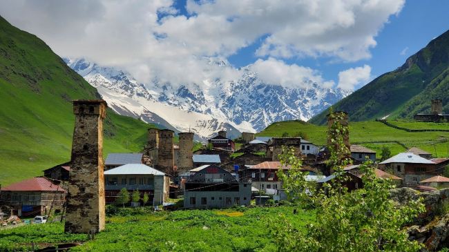 Siap untuk petualangan gunung di Georgia? Begini cara menjelajahi Mestia, surga buat kamu pencinta alam yang lagi butuh asupan udara segar dan pemandangan indah! 🏔️🌸