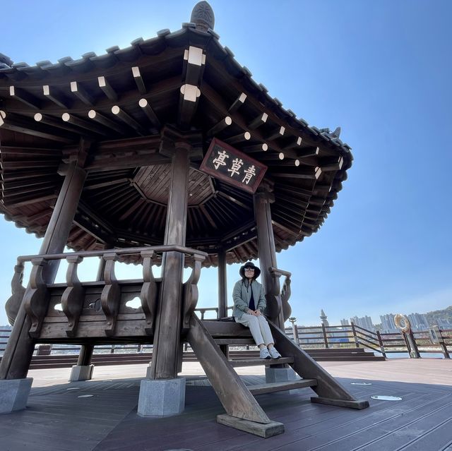 청초호 한가운데에 떠있는 정자
