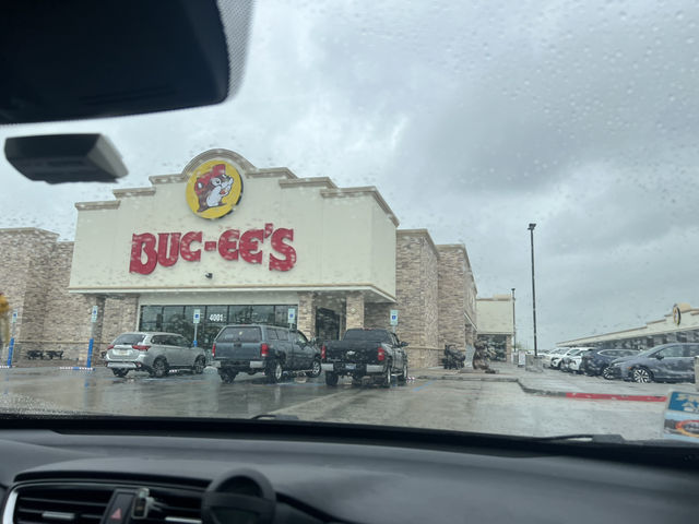 “Buc-ee’s Pit Stop: A Must-Visit Road Trip Experience Through Kentucky!”