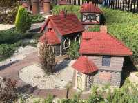 Model Tudor Village in Fitzroy Gardens 🏢