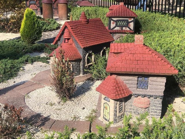 Model Tudor Village in Fitzroy Gardens 🏢
