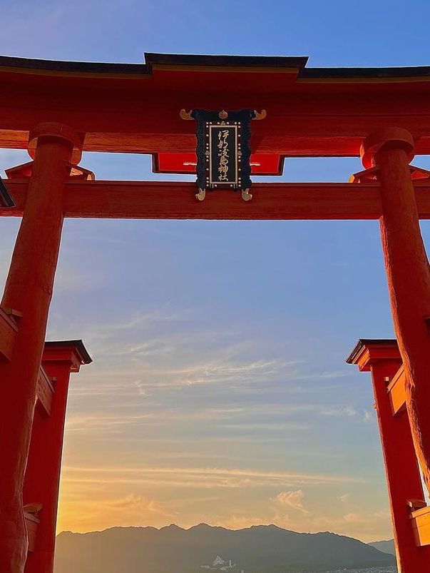 이쓰쿠시마 사원과 대새문: 바다 위 일본의 상징 🌊⛩️