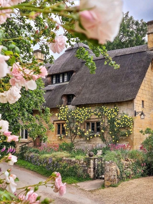 🏡 Cotswold Cottage: A Timeless Escape into English Country Charm 🌸
