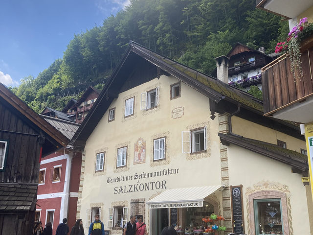 Hallstatt - a picture-perfect village in Austria ⛰️ Hallstatt - a picture-perfect village in Austria ⛰️