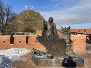 Курган Костюшко (Kościuszko Mound) расположен на холме святой Брониславы (Wzgór. на западной окраине Кракова.