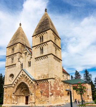 Inside Hungary’s Iconic Church of Ják: A Romanesque Masterpiece You CANNOT Miss ⛪️✨