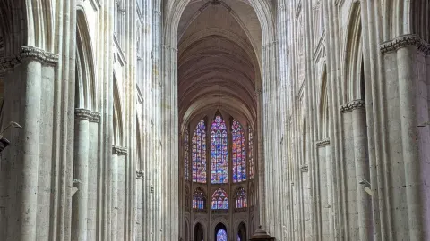 역사적인 투르의 심장부, 생 가티앵 대성당 — traveler post in 투르