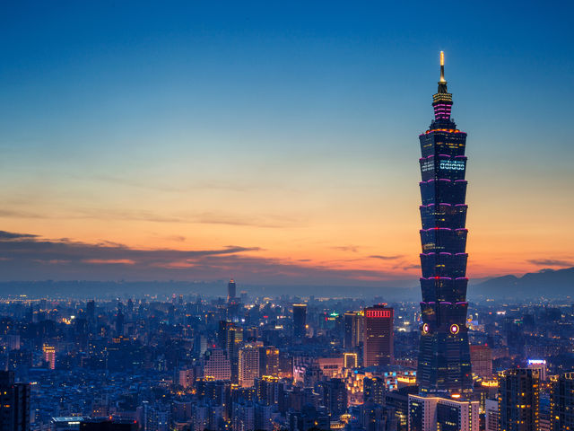 Taipei's Mountainous Marvels: A Mesmerizing Blend of Nature and Architecture! ⛰️🏙️