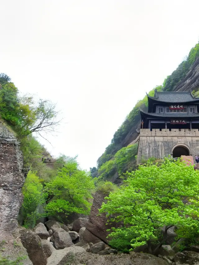 "Among the clouds a thousand miles away, stands a horse at the gate of Jianmen