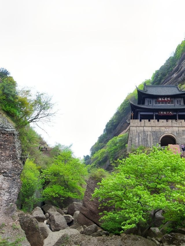 “萬里雲間戍，立馬劍門關