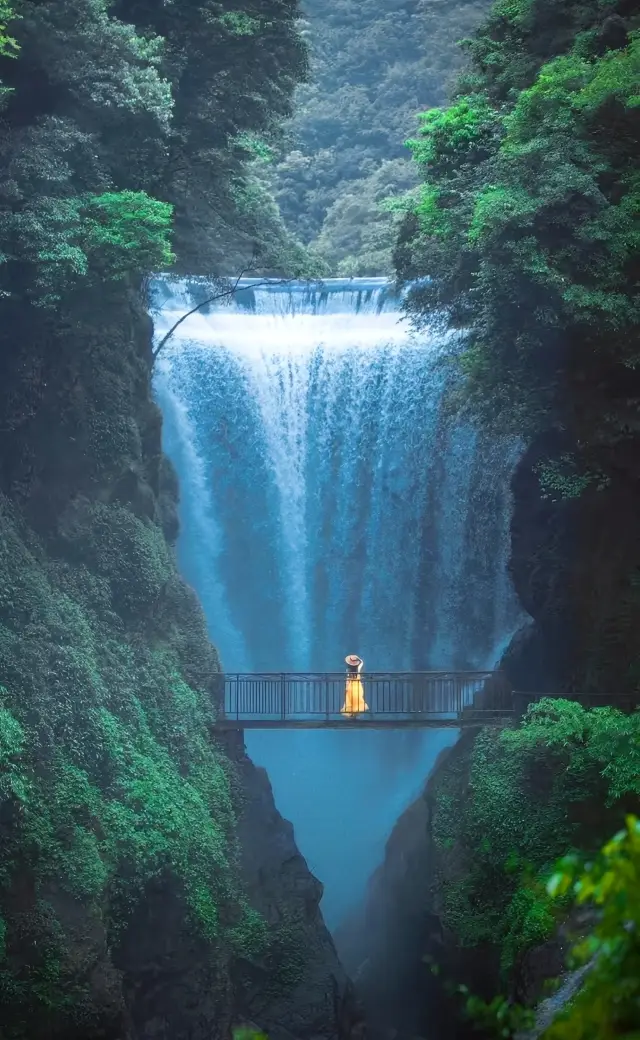 Guizhou Waterfall | The waterfall cascades down three thousand feet, as if the Milky Way falls from the sky