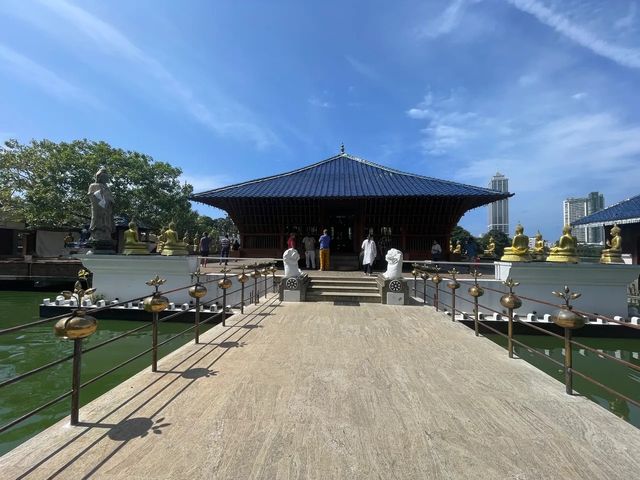 科倫坡精緻的水中寺院