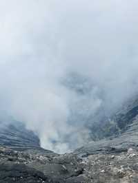 在Bromo火山迎接新年的第一道曙光