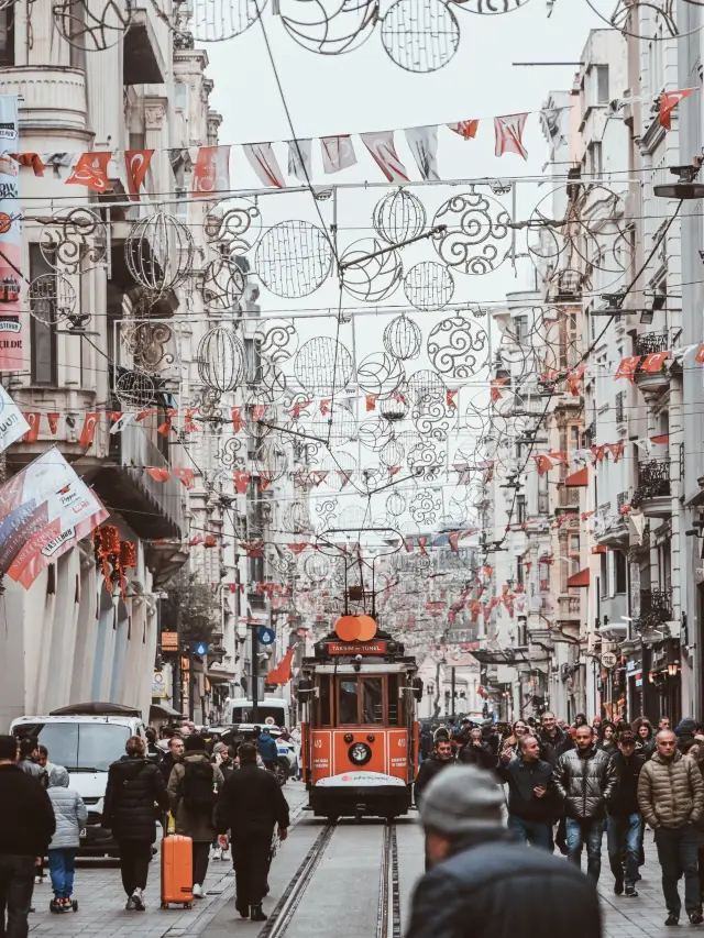 トルコの春の旅行｜イスタンブールのイスティクラル通り