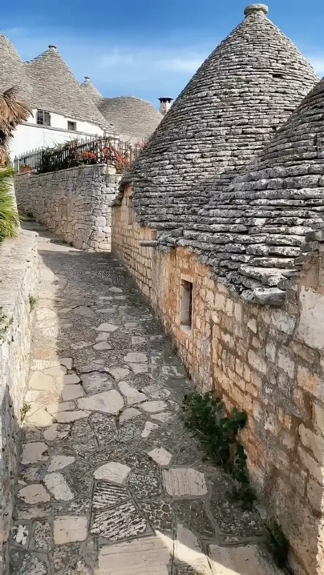 Italy's Charm Unveiled: Falling in Love with Alberobello's Trulli! 💕🏰