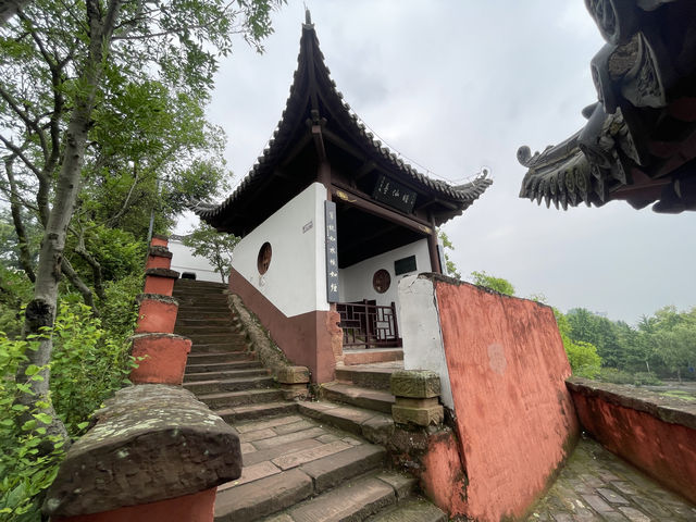 位於黃州區赤壁磯頭因北宋大文豪蘇東坡在此寫有《赤壁懷古》詞和前後《赤壁賦》而得名又稱文赤東坡赤壁壁