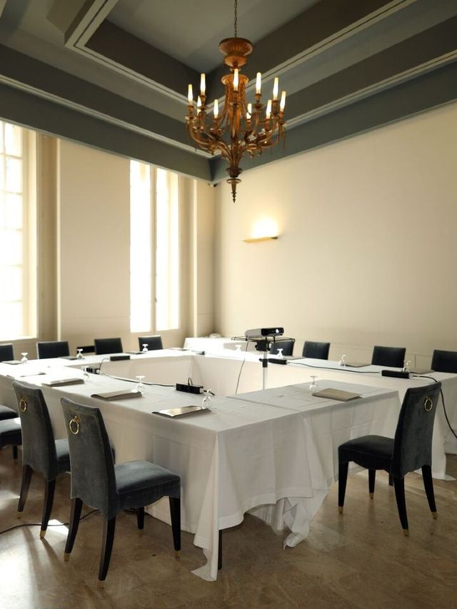 Avignon's Historic Charm Meets Modern Comfort 🏰✨