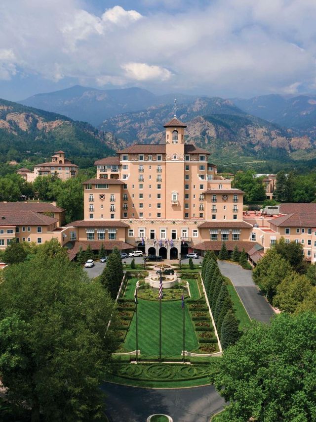 🌟 Colorado Springs Charm: The Broadmoor Bliss 🏔️✨