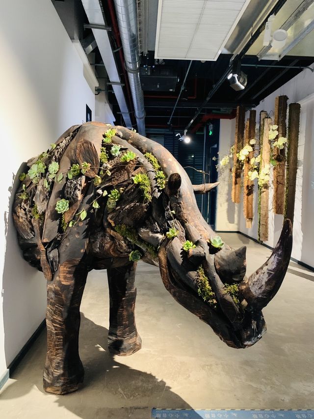 靜安雕塑公園免費雙展，花藝與雕塑的結合。