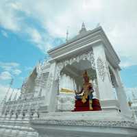 銀色佛塔|西雙版納般若寺,有著明確的著裝要求,請不要穿吊帶、短裙、無袖短袖等