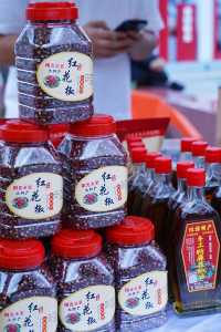 漢源星光集市，好吃好玩還有黑皮體育生！。